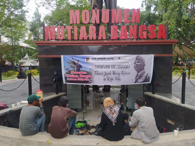 
					Komunitas Historia Sulawesi Tengah berada di monumen Mutiara Bangsa Kota Palu. Foto : Didi/likein.id