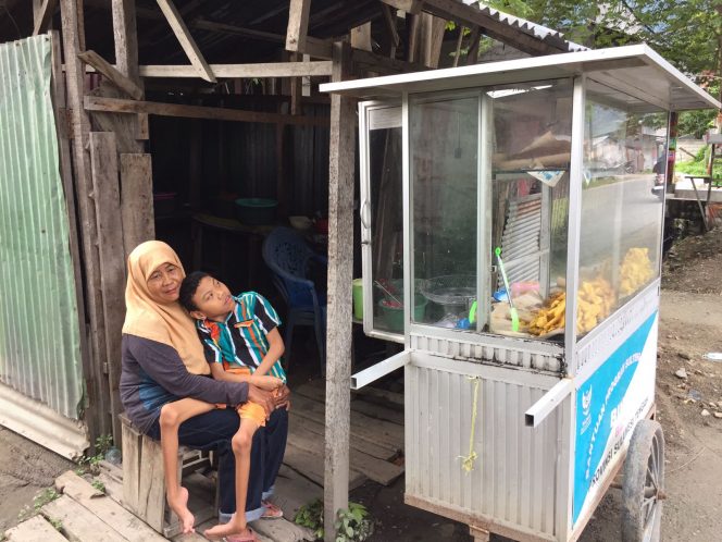 
					Ibu Sumarni, Seorang Penjual Gorengan di Kota Palu. Foto : Fachri/Likein