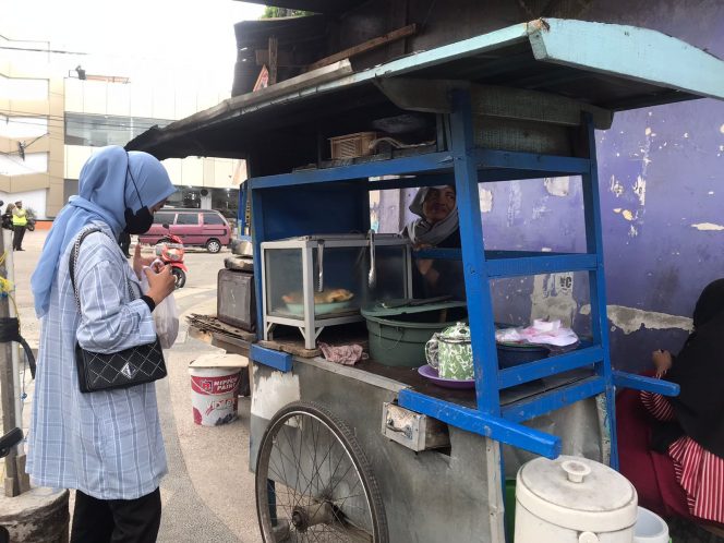 
					Penjual buroncong legenda di Kota Palu. Foto : Fachri/likein.id