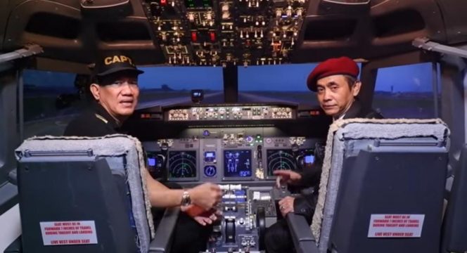 
					Mantan Petinggi Sunda Empire, Rangga Sasana (kanan)bersama Kapten Edward F. Limbong (kiri)berada didalam simulator pesawat. Foto :Youtube/@Edward F. Limbong (tangkapan layar)