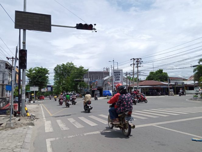 
					Lamu lalulintas Jalan Monginsidi, Kota Palu, padam. Foto : Qadri/likein.id