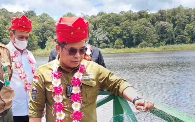 
					Wakil Menteri Lingkungan Hidup dan Kehutanan, Alue Dohong saat berkunjung ke Danau Tambing, Kabupaten Poso, Sulawesi Tengah. Foto : Biro Adm Pimpinan