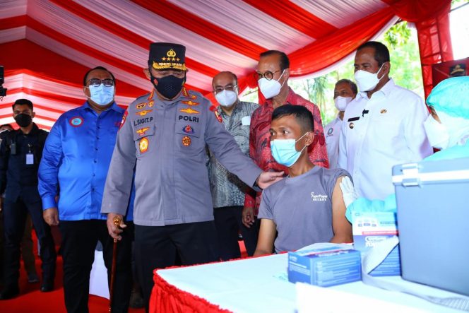 
					Kapolri Jenderal Listyo Sigit Prabowo saat meninjau pelaksanaan Vaksinasi untuk Buruh KSPSI. Foto : Ist