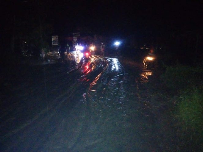 
					Desa Uwe Nuni, Kabupaten Sigi, diterjang banjir. Tampak lumpur tutupi jalan. Foto : BPBD Sulteng