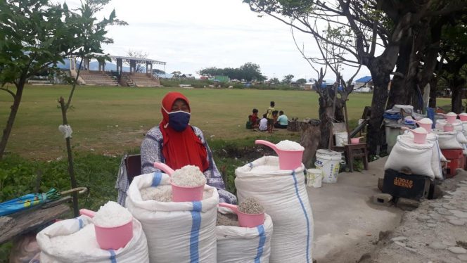 
					Siti (47 tahun) seorang penjual Garam Talise Kota Palu. Foto : Anisa/Likein