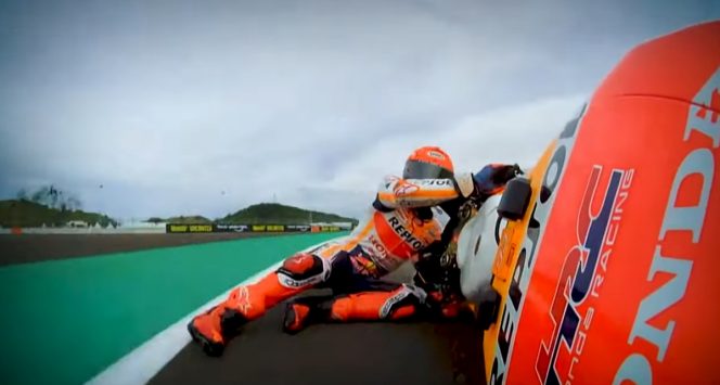 
					Marc Marquez saat terjatuh di Sirkuit Mandalika, Lombok. Foto : MotoGP (Tangkapan layar)
