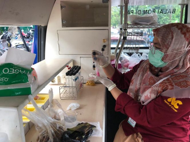 
					Petugas BPOM Palu saat uji sampel makanan di Jalan Balai Kota. Foto : Angel/likein.id