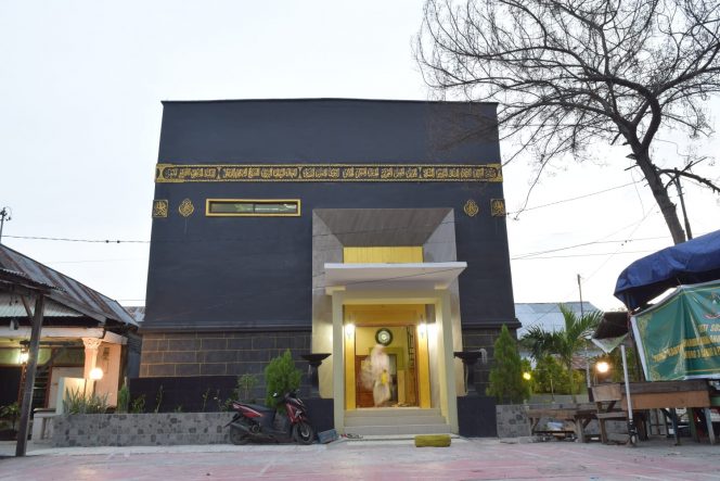 
					Masjid menyerupai Ka'bah di Kota Palu. Foto : Qadri/Likein
