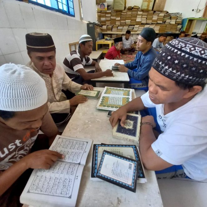 
					Warga Binaan Lapas Kelas ll Palu belajar membaca Al-Qur'an. Foto : Angel/Likein