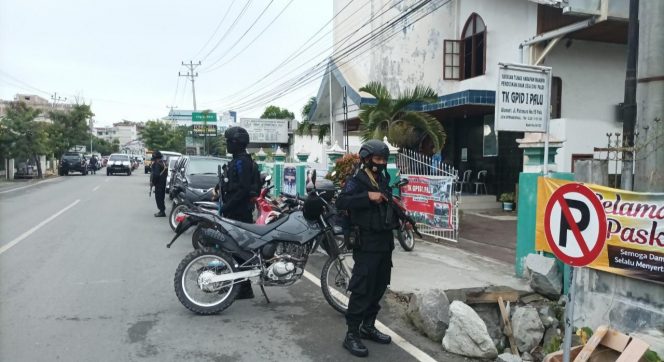 
					Brimob Sulteng saat melakukan patroli di gereja Kota Palu. Foto :  Ist