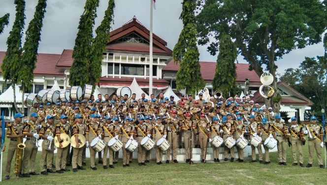 
					Marching Band IPDN Sulsel saat melakukan foto bersama di depan Kantor Wali Kota Palu. Foto : Inul/Likein