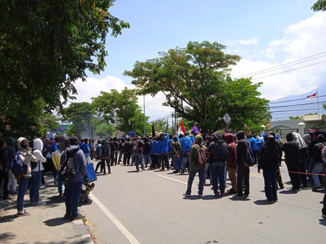 
					Demo di depan DPRD Sulteng. Foto : Sadam likein.id