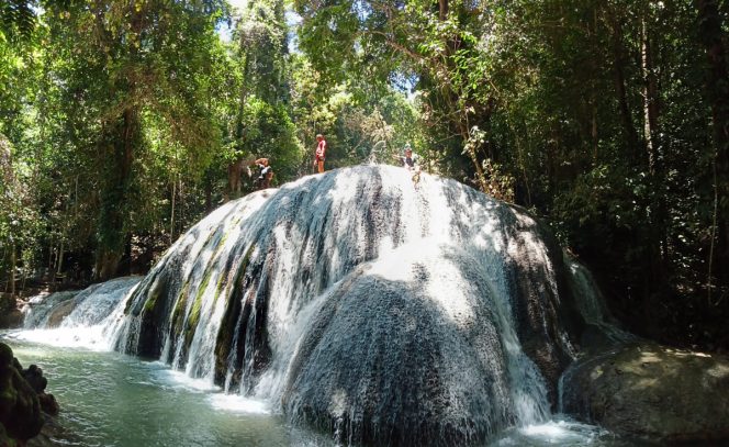 
					Air terjun Saluopa yang menjadi objek wisata yang juga dikunjungi wisatawan Festival Danau Poso, Kamis, 20 Oktober 2022. (Foto: Santo/ likein.id).