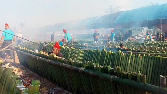 
					Warga dari 7 desa sekitar Danau Poso  saat memasak ribuan Inuyu dalam Festival Danau Poso, Jumat, 21 Oktober 2022. (Santo/ likein.id).