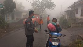 Gunung eruspi kembali erupsi pada Minggu, 4 Desember 2022. Foto : BNPB Indonesia