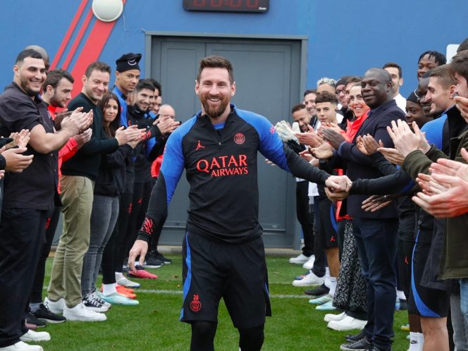 
					Messi disambut hangat klub PSG. Foto : Twitter @Paris Saint-Germain