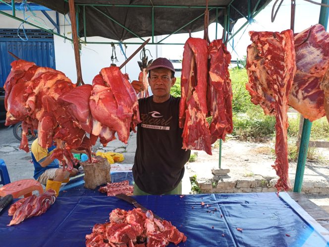 
					Safrudin (57 th), penjual daging di sekitaran Pasar Inpres, Kota Palu. (Foto: Inul/Likein.id)