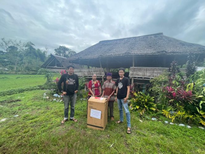 
					Relawan RJR saat menyerahkan bantuan Konsentrator Oksigen kepada Lembaga Adat Desa Toro, Kecamatan Kulawi, Kabupaten Sigi, Rabu, 01 Maret 2023. (Foto: Roa Jaga Roa)