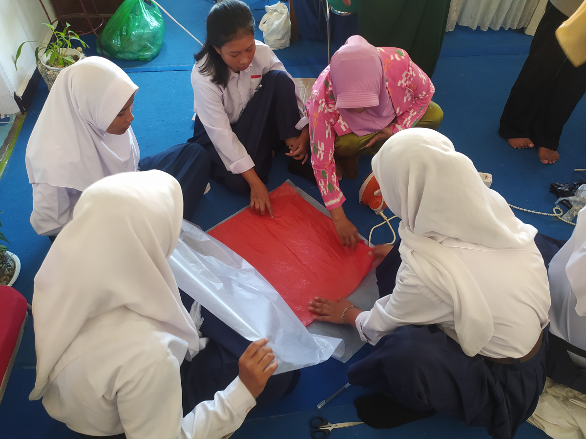 Para Siswa SMPN 7 Palu Saat Mengikuti Pelatihan Daur Ulang Sampah Plastik, Kamis (19/7/2023). Foto: Katrin