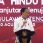 Interaksi Jokowi dengan Dua Mahasiswa Saat Sesi Tanya Jawab Berhadiah Sepeda Pada Kegiatan Mahasbha XIII KMHDI di Universitas Tadulako Palu, Rabu (30/8/2023). Foto: Tangkapan Layar Live Streaming Youtube Kemensetneg RI
