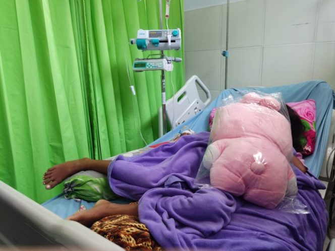 
					Korban pemerkosaan NS (10 th), siswi kelas 4 SD di Kabupaten Donggala mendapatkan perawatan intensif di ICU RSUD Kabelota. (Foto: Katrin/Likein.id)