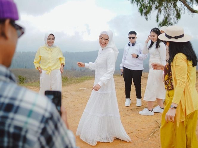
					Nilam Sari Lawira dalam balutan dress dan hijab berwarna putih. (Foto: @nilamsarilawira/Instagram)